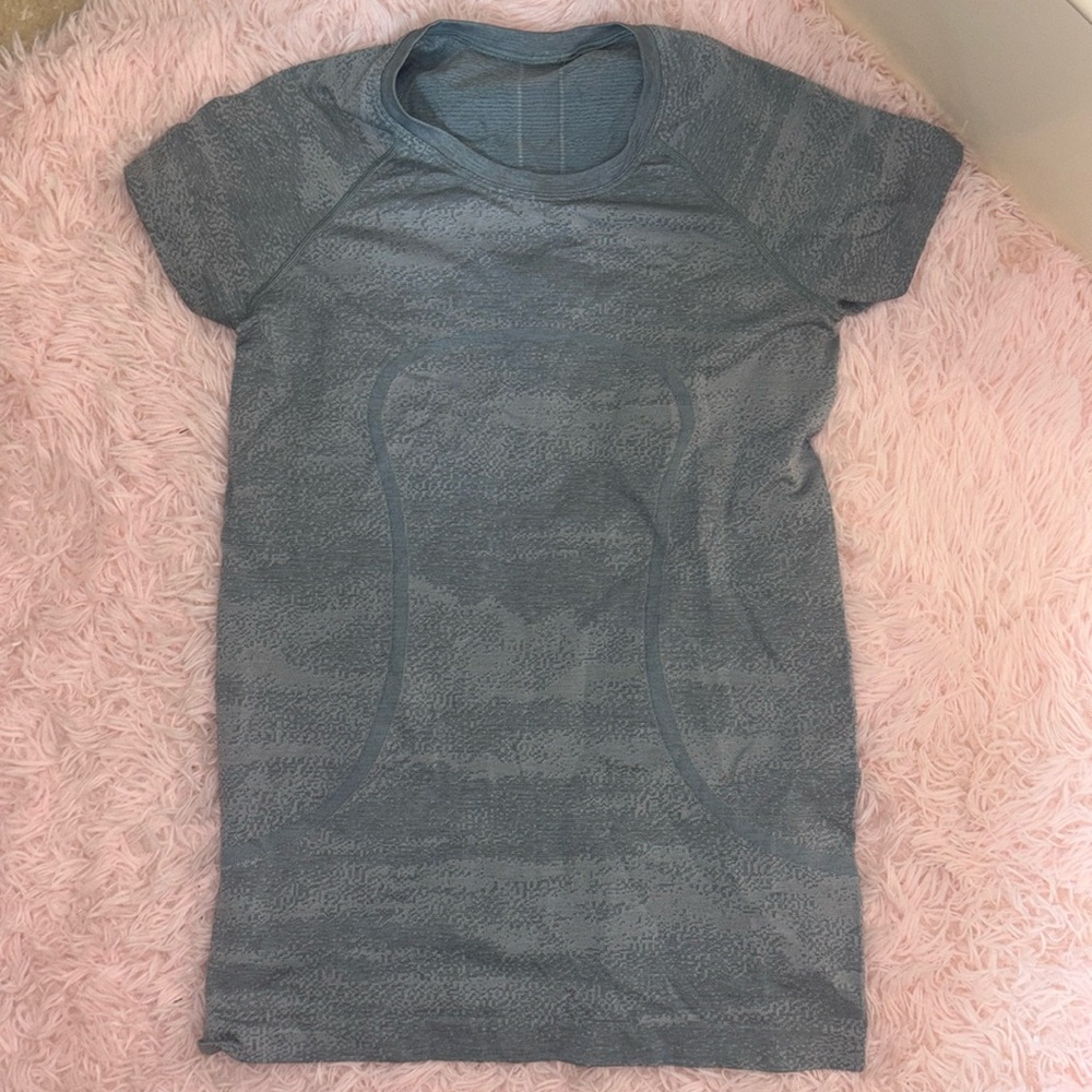 lululemon size 6 blue swiftly tech lightly used, no stains, great condition